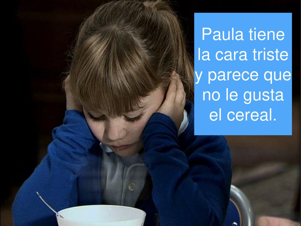 Paula tiene la cara triste y parece que no le gusta el cereal.