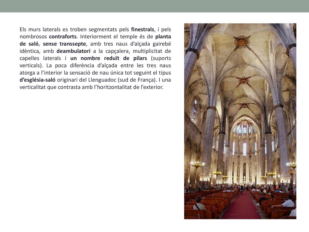 Els murs laterals es troben segmentats pels finestrals, i pels nombrosos contraforts.
