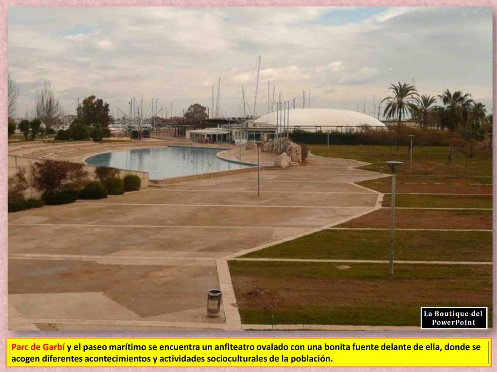 Parc de Garbí y el paseo marítimo se encuentra un anfiteatro ovalado con una bonita fuente delante de ella, donde se acogen diferentes acontecimientos y actividades socioculturales de la población.