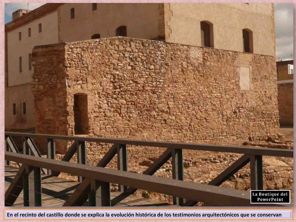 En el recinto del castillo donde se explica la evolución histórica de los testimonios arquitectónicos que se conservan