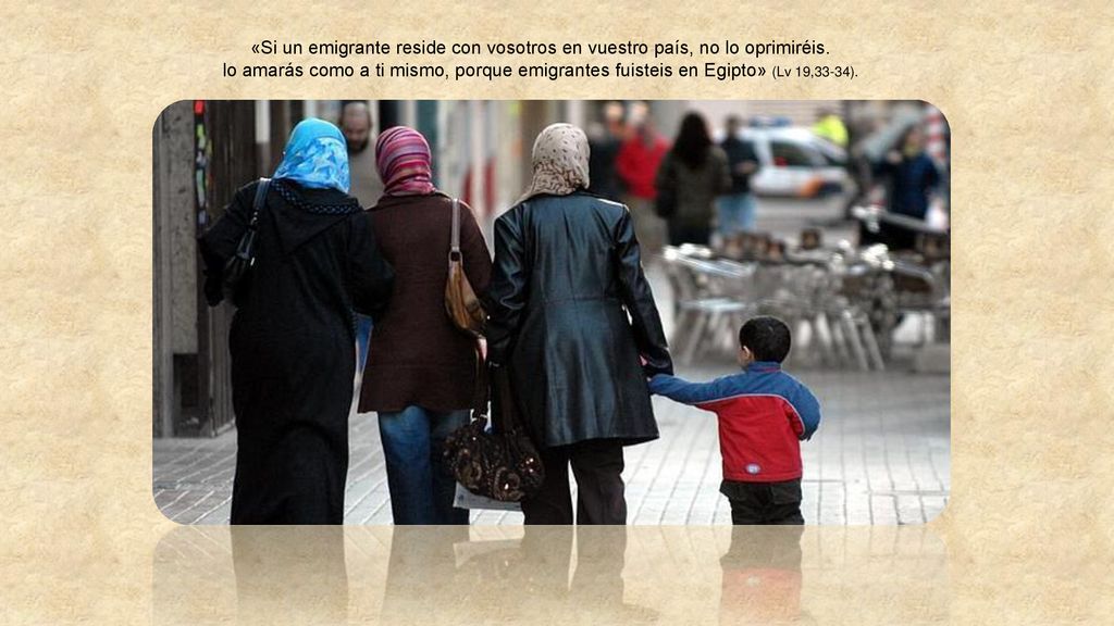 «Si un emigrante reside con vosotros en vuestro país, no lo oprimiréis.