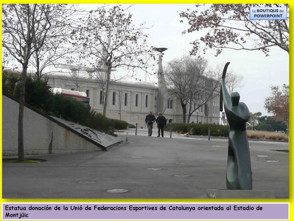 Estatua donación de la Unió de Federacions Esportives de Catalunya orientada al Estadio de Montjüic