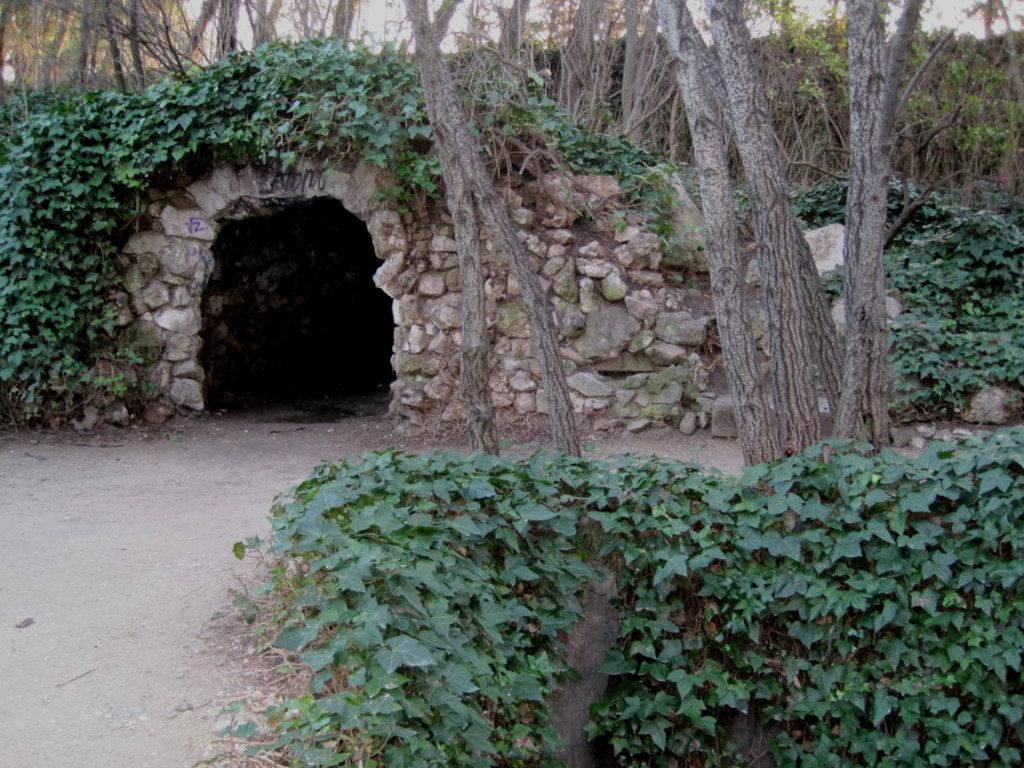 entre el pausado paseo se llega a una de las grutas.