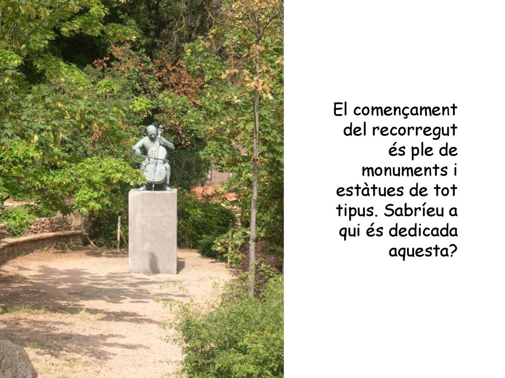El començament del recorregut és ple de monuments i estàtues de tot tipus.