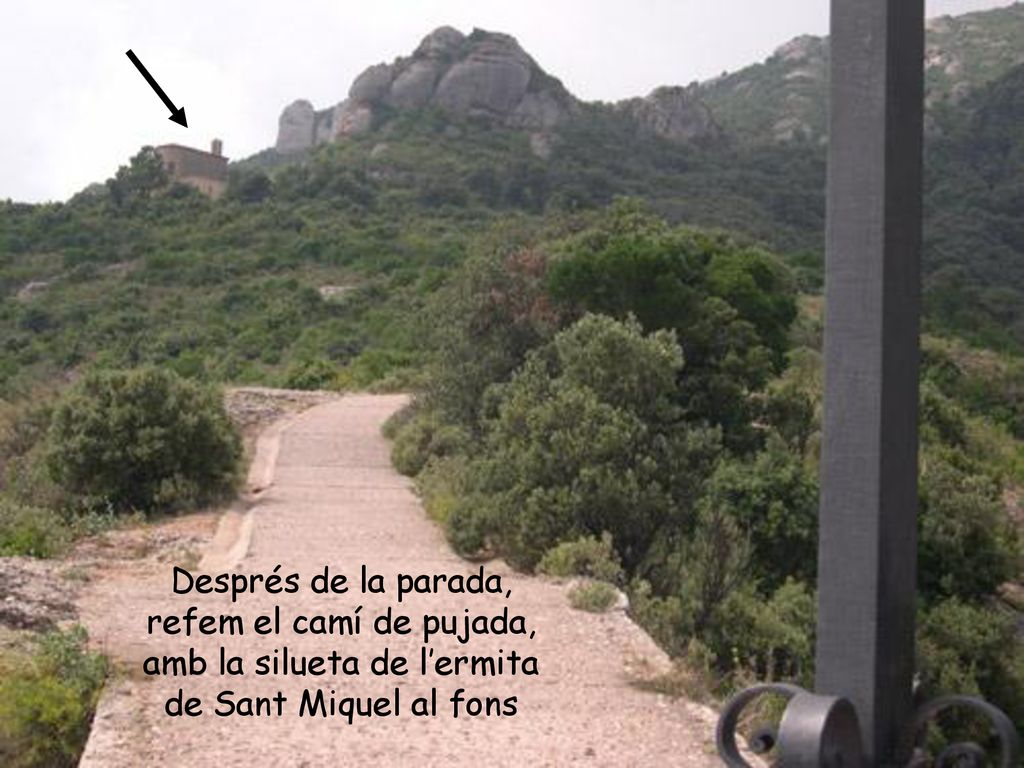 Després de la parada, refem el camí de pujada, amb la silueta de l’ermita de Sant Miquel al fons
