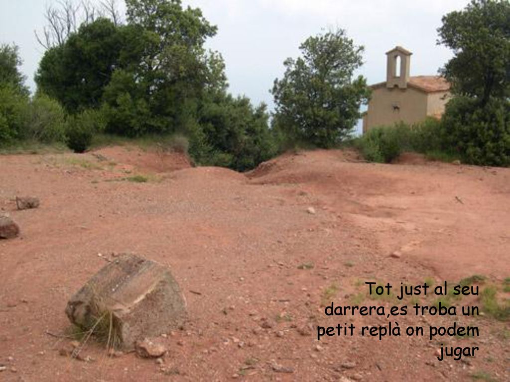 Tot just al seu darrera,es troba un petit replà on podem jugar