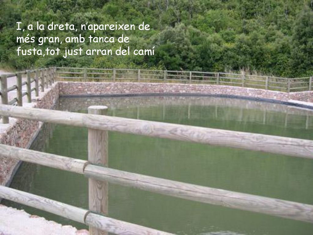I, a la dreta, n’apareixen de més gran, amb tanca de fusta,tot just arran del camí