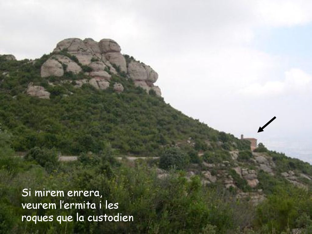 Si mirem enrera, veurem l’ermita i les roques que la custodien