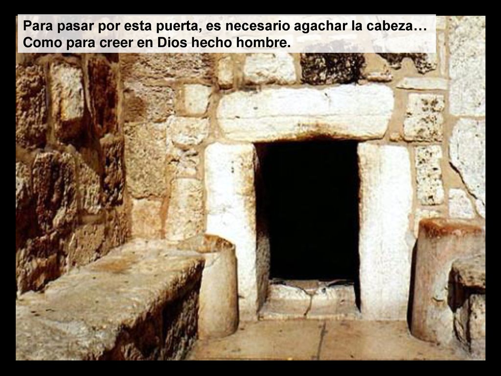 Para pasar por esta puerta, es necesario agachar la cabeza… Como para creer en Dios hecho hombre.