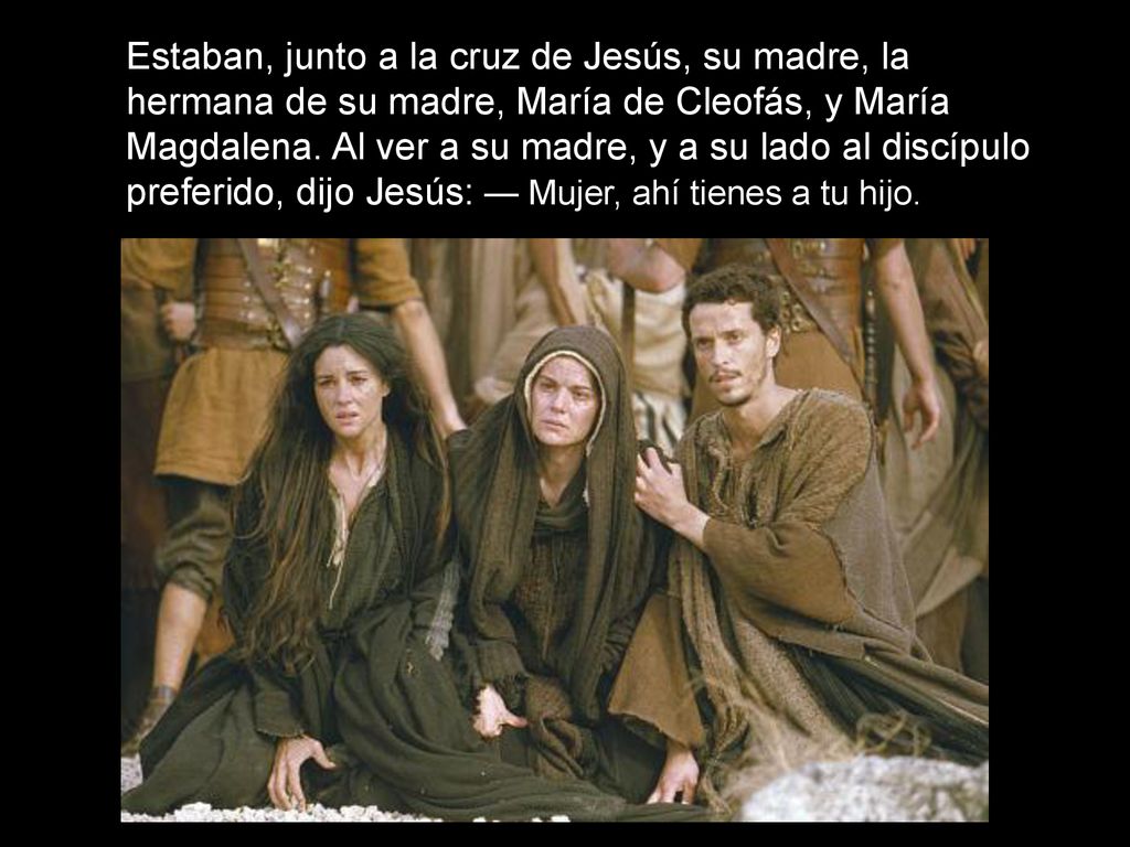 Estaban, junto a la cruz de Jesús, su madre, la hermana de su madre, María de Cleofás, y María Magdalena.