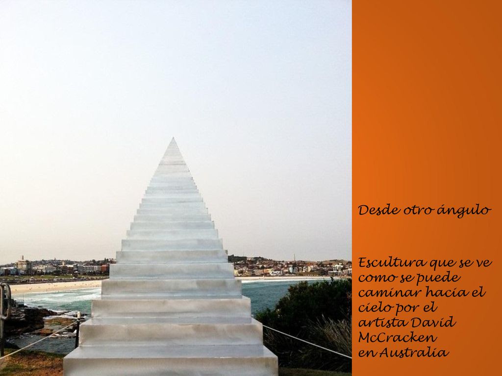 Desde otro ángulo Escultura que se ve como se puede caminar hacia el cielo por el. artista David McCracken.