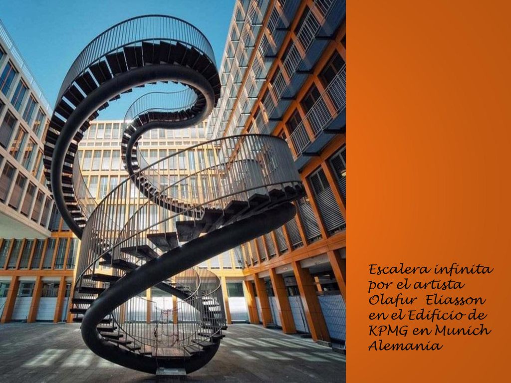 Escalera infinita por el artista Olafur Eliasson en el Edificio de KPMG en Munich Alemania