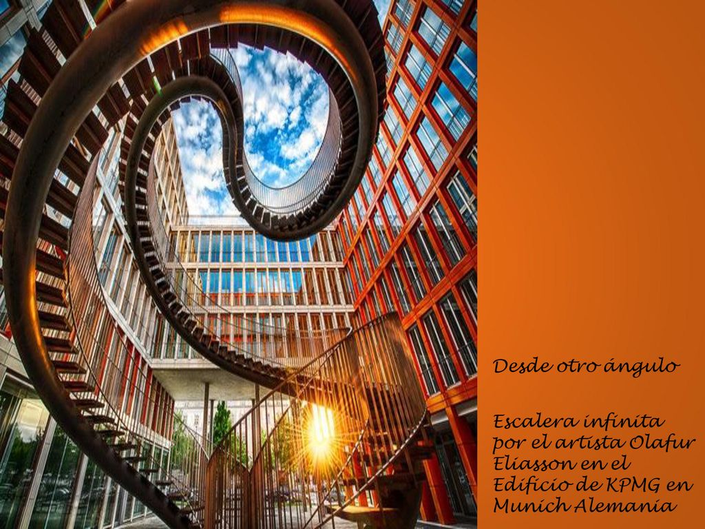 Desde otro ángulo Escalera infinita por el artista Olafur Eliasson en el Edificio de KPMG en Munich Alemania.