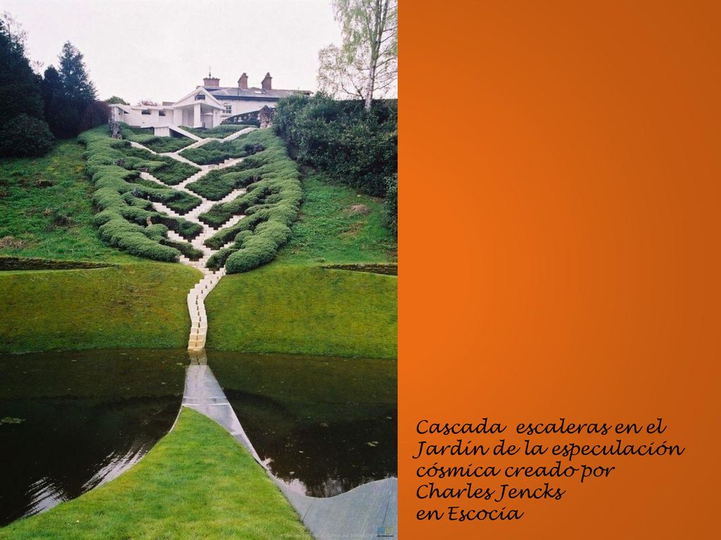 Cascada escaleras en el Jardín de la especulación cósmica creado por Charles Jencks