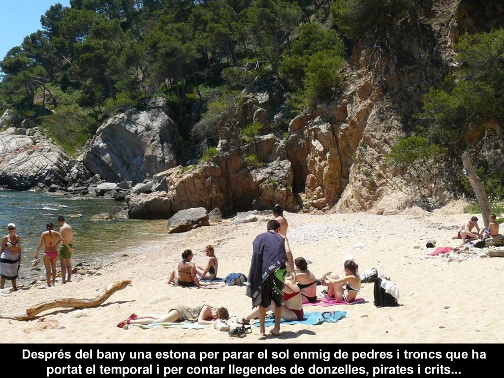 Després del bany una estona per parar el sol enmig de pedres i troncs que ha portat el temporal i per contar llegendes de donzelles, pirates i crits...