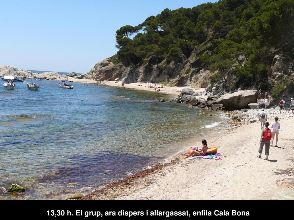 13,30 h. El grup, ara dispers i allargassat, enfila Cala Bona