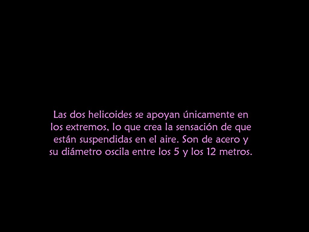 Las dos helicoides se apoyan únicamente en los extremos, lo que crea la sensación de que están suspendidas en el aire.