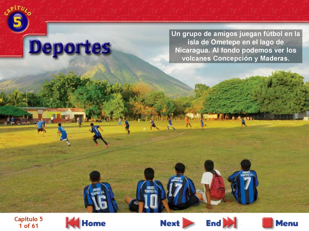 Un grupo de amigos juegan fútbol en la isla de Ometepe en el lago de Nicaragua. Al fondo podemos ver los volcanes Concepción y Maderas.