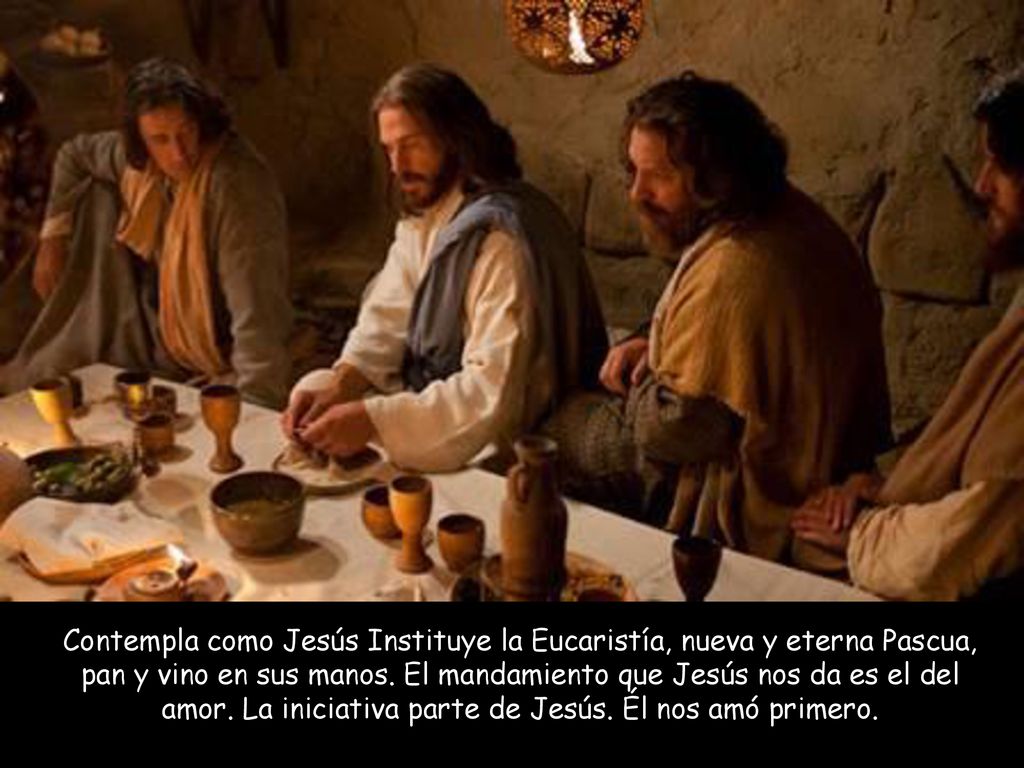 Contempla como Jesús Instituye la Eucaristía, nueva y eterna Pascua, pan y vino en sus manos.
