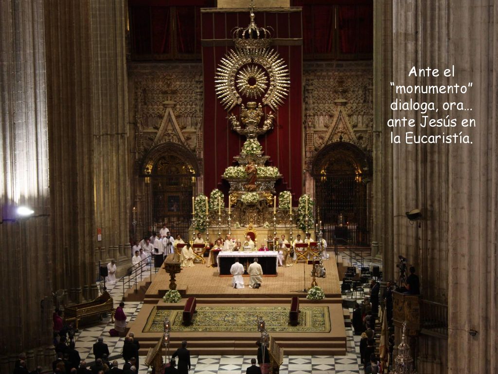 Ante el monumento dialoga, ora… ante Jesús en la Eucaristía.