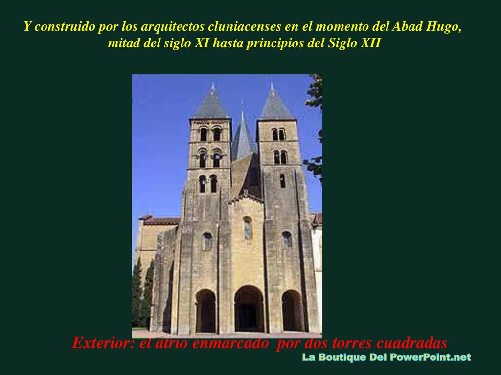 Exterior: el atrio enmarcado por dos torres cuadradas