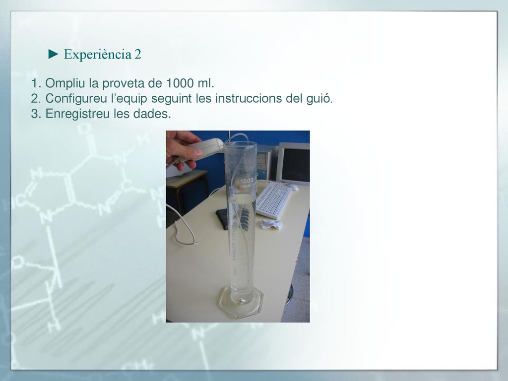 ► Experiència 2 1. Ompliu la proveta de 1000 ml.