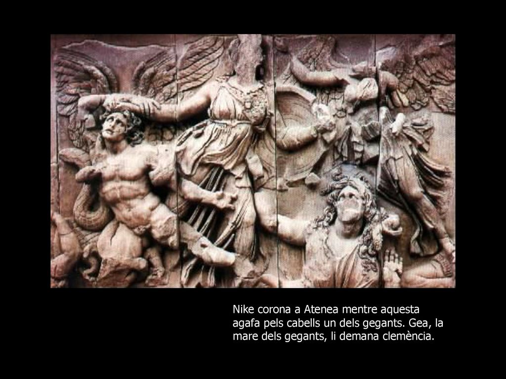 Nike corona a Atenea mentre aquesta agafa pels cabells un dels gegants