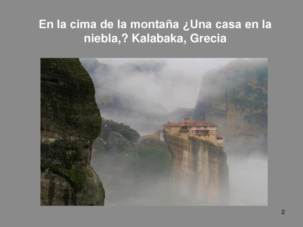 En la cima de la montaña ¿Una casa en la niebla, Kalabaka, Grecia
