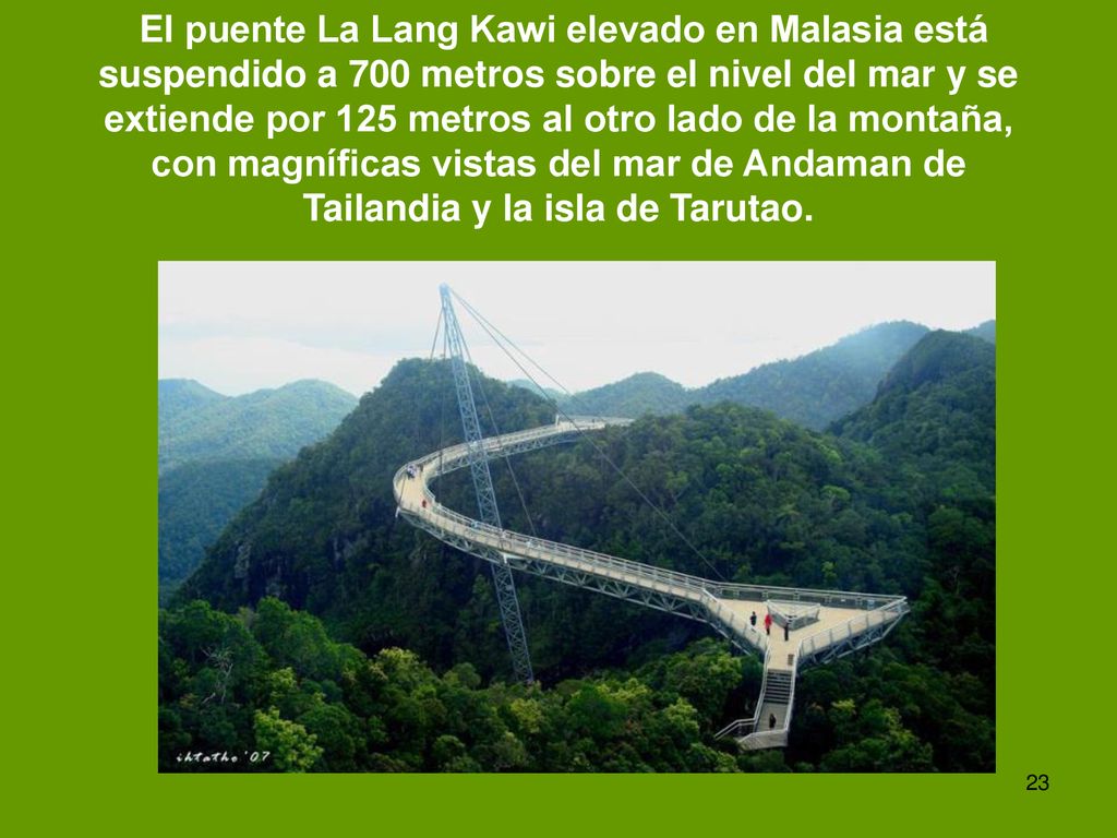 El puente La Lang Kawi elevado en Malasia está suspendido a 700 metros sobre el nivel del mar y se extiende por 125 metros al otro lado de la montaña, con magníficas vistas del mar de Andaman de Tailandia y la isla de Tarutao.