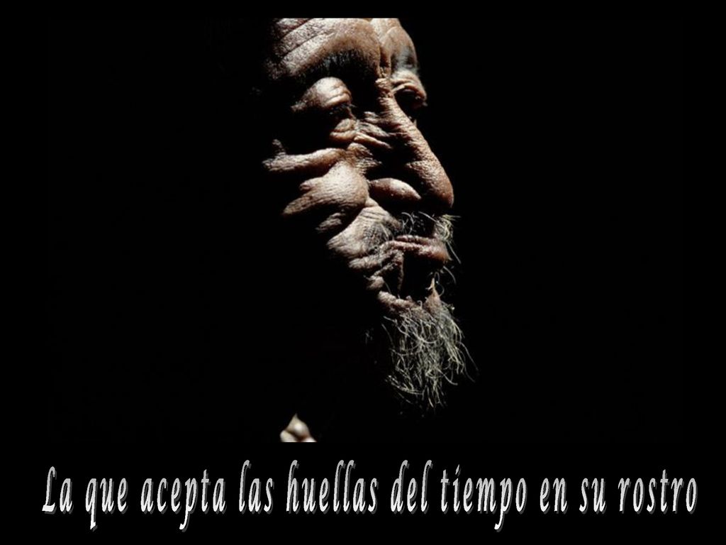 La que acepta las huellas del tiempo en su rostro