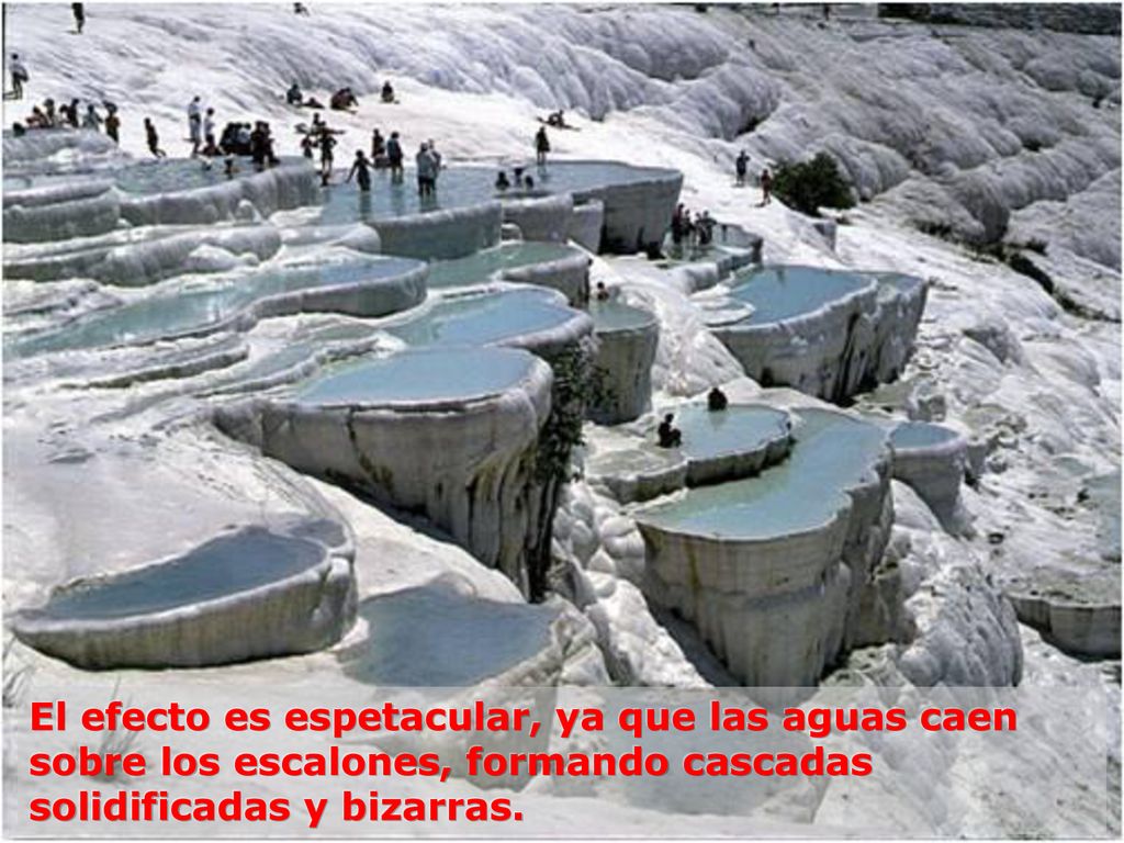 El efecto es espetacular, ya que las aguas caen sobre los escalones, formando cascadas solidificadas y bizarras.