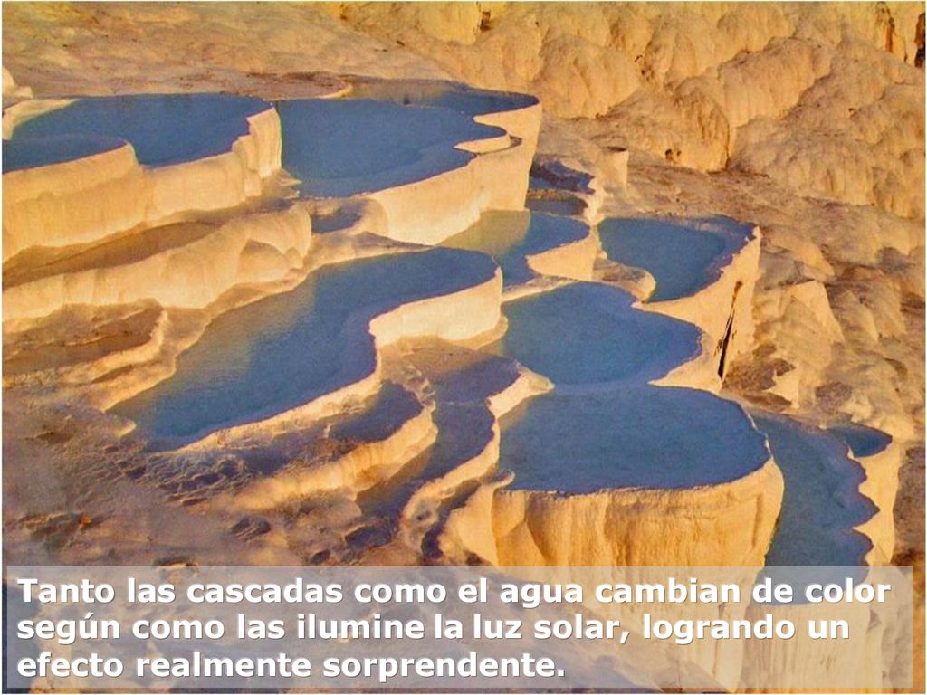 Tanto las cascadas como el agua cambian de color según como las ilumine la luz solar, logrando un efecto realmente sorprendente.