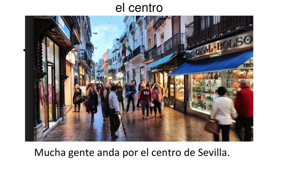 el centro Mucha gente anda por el centro de Sevilla.
