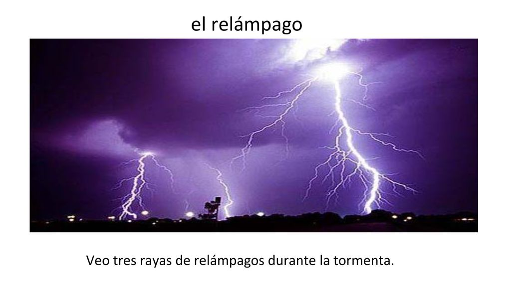el relámpago Veo tres rayas de relámpagos durante la tormenta.