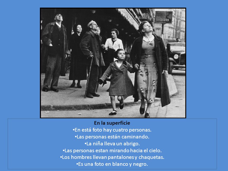 En está foto hay cuatro personas. Las personas están caminando.