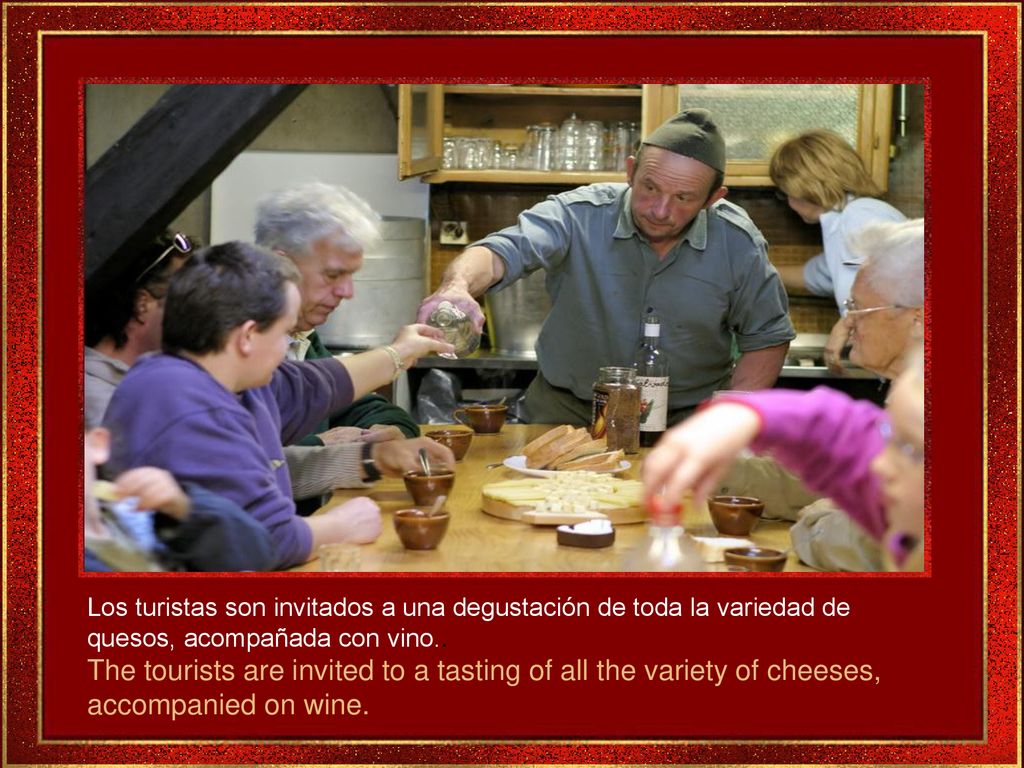 Los turistas son invitados a una degustación de toda la variedad de quesos, acompañada con vino..