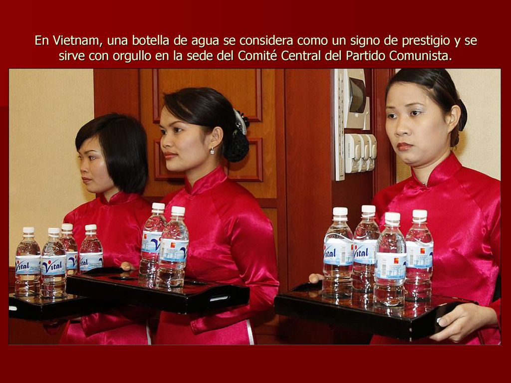 En Vietnam, una botella de agua se considera como un signo de prestigio y se sirve con orgullo en la sede del Comité Central del Partido Comunista.