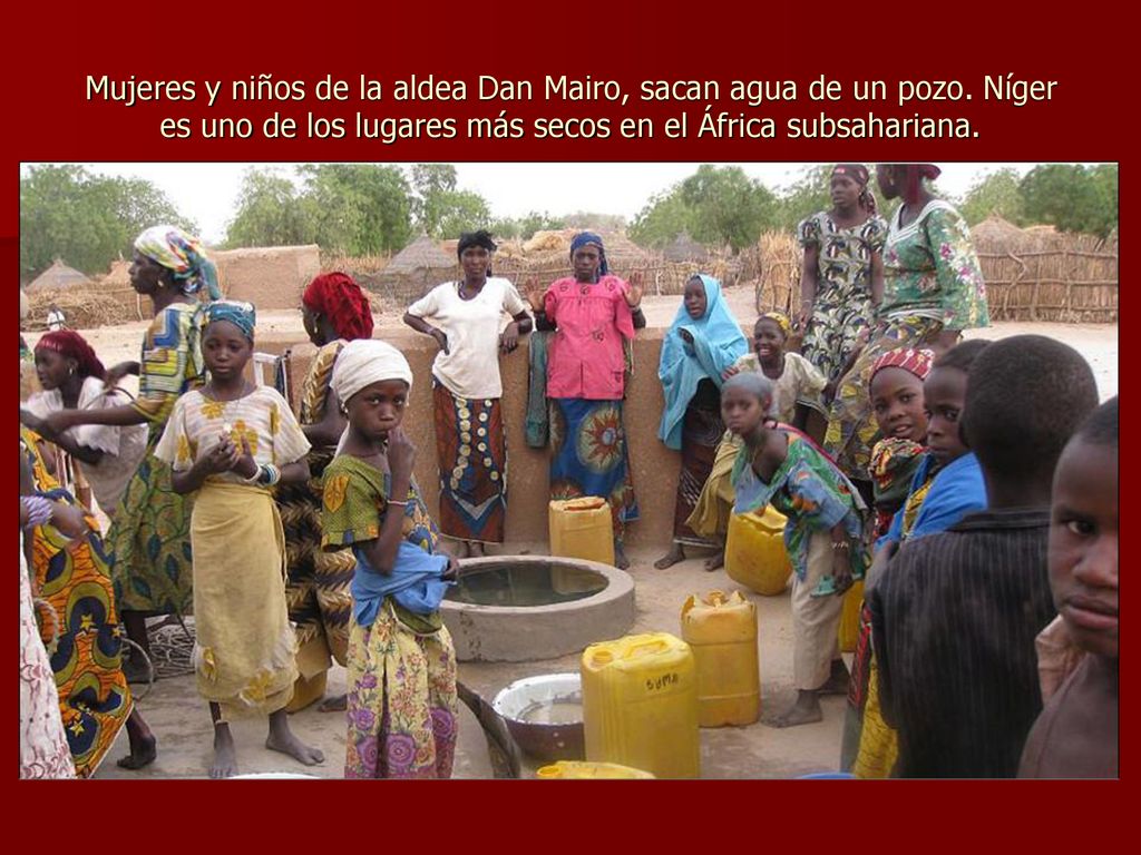 Mujeres y niños de la aldea Dan Mairo, sacan agua de un pozo