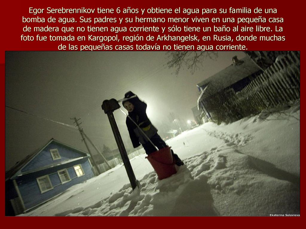 Egor Serebrennikov tiene 6 años y obtiene el agua para su familia de una bomba de agua.