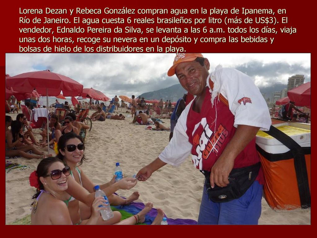 Lorena Dezan y Rebeca González compran agua en la playa de Ipanema, en Río de Janeiro.