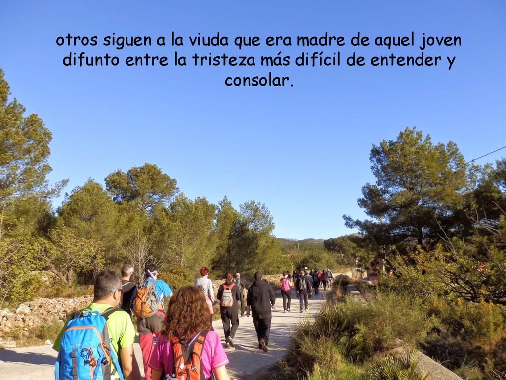 otros siguen a la viuda que era madre de aquel joven difunto entre la tristeza más difícil de entender y consolar.