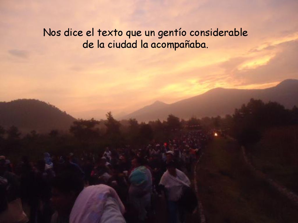 Nos dice el texto que un gentío considerable de la ciudad la acompañaba.