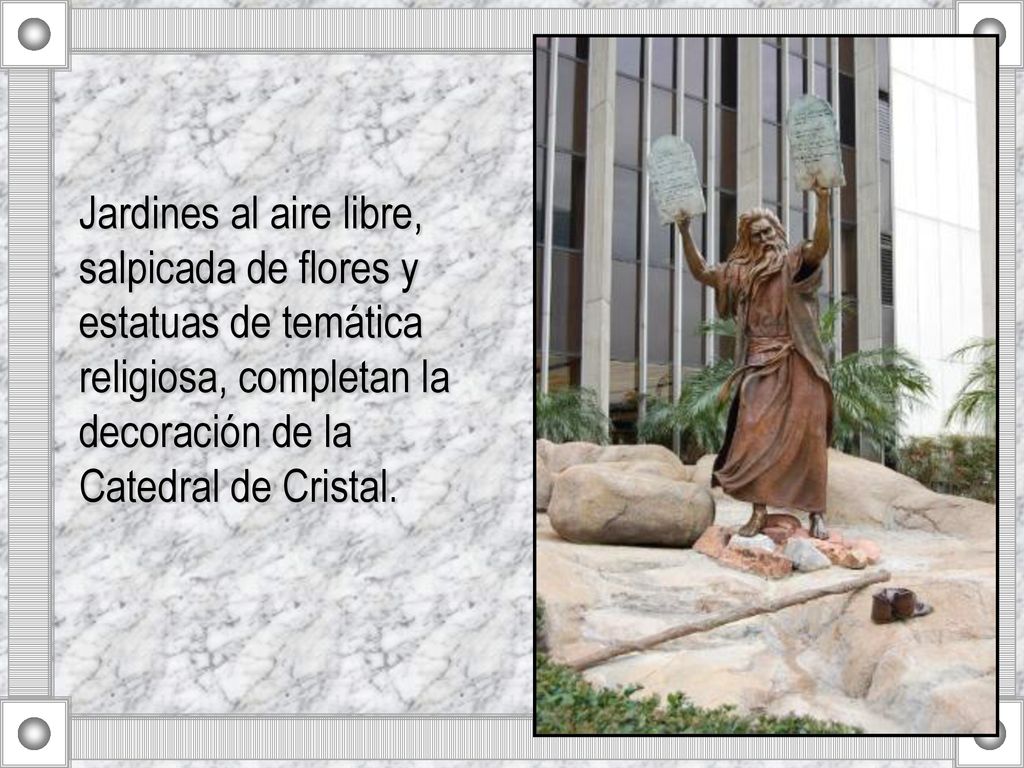 Jardines al aire libre, salpicada de flores y estatuas de temática religiosa, completan la decoración de la Catedral de Cristal.