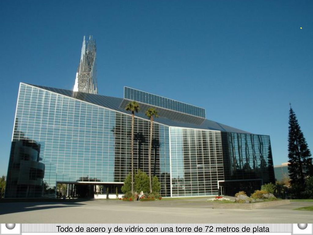 . Todo de acero y de vidrio con una torre de 72 metros de plata