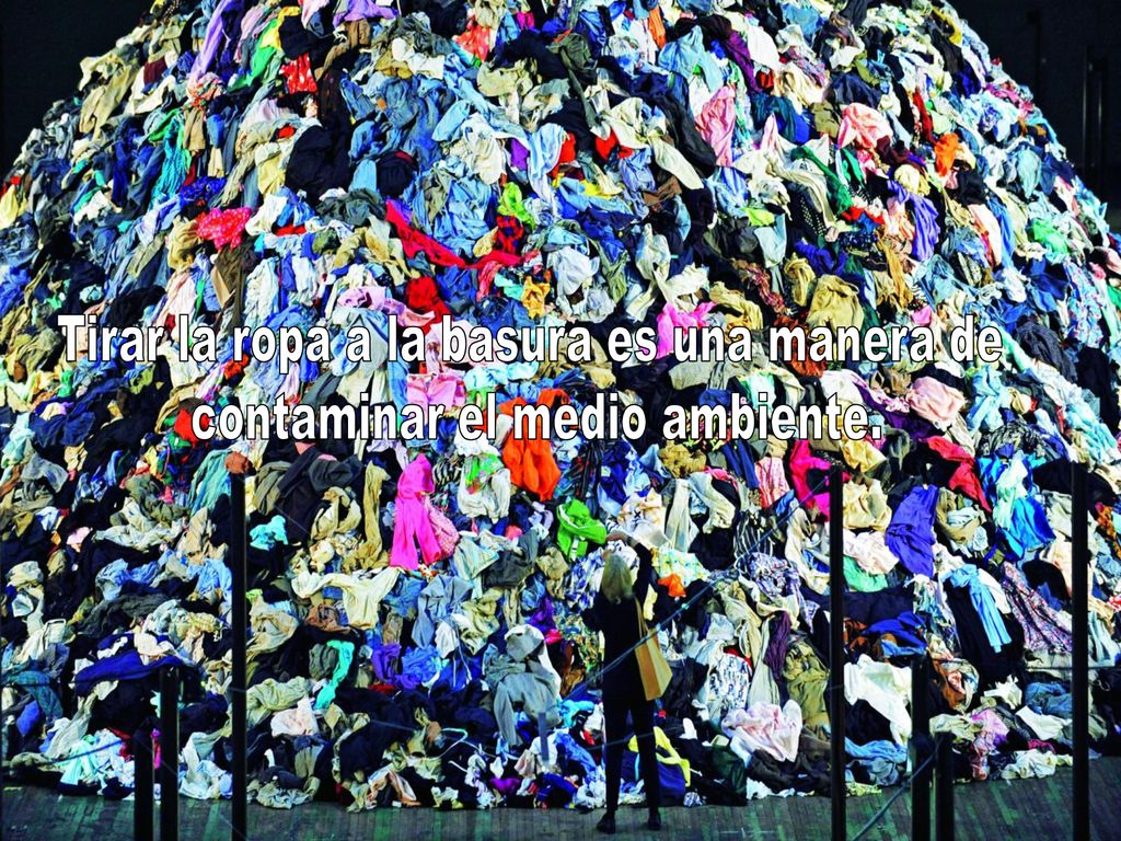 Tirar la ropa a la basura es una manera de