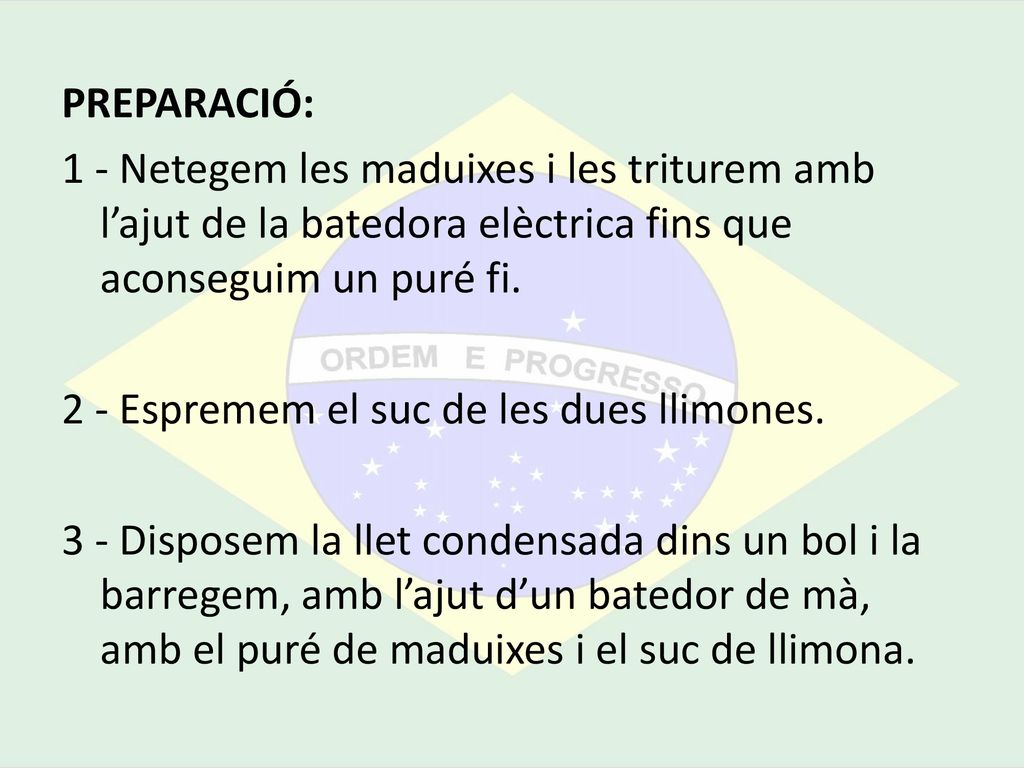 PREPARACIÓ: 1 - Netegem les maduixes i les triturem amb l’ajut de la batedora elèctrica fins que aconseguim un puré fi.