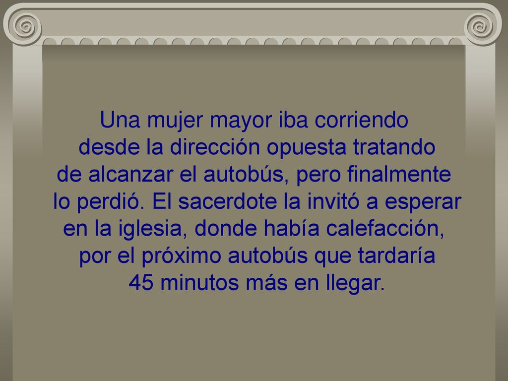 Una mujer mayor iba corriendo desde la dirección opuesta tratando de alcanzar el autobús, pero finalmente lo perdió.
