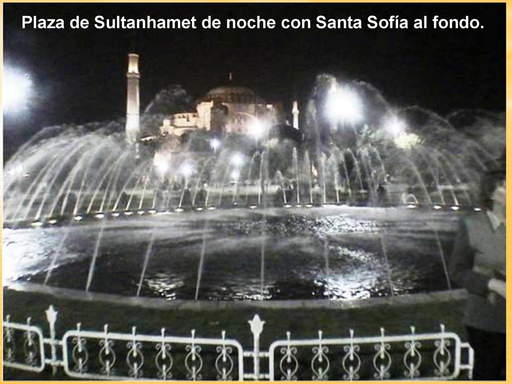 Plaza de Sultanhamet de noche con Santa Sofía al fondo.