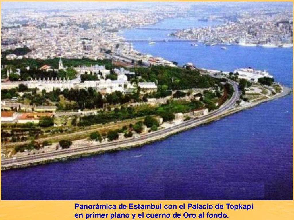 Panorámica de Estambul con el Palacio de Topkapi en primer plano y el cuerno de Oro al fondo.