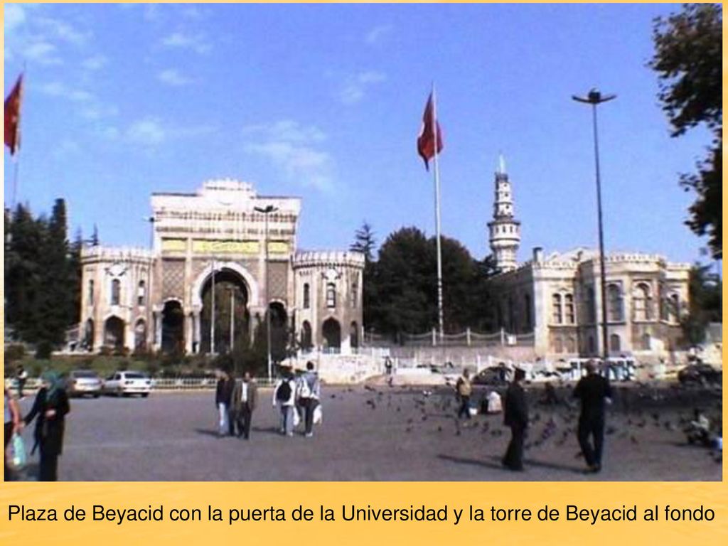 Plaza de Beyacid con la puerta de la Universidad y la torre de Beyacid al fondo